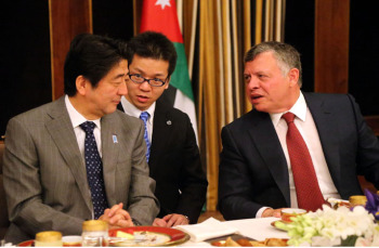 الملك يجري مباحثات مع رئيس الوزراء الياباني في عمان