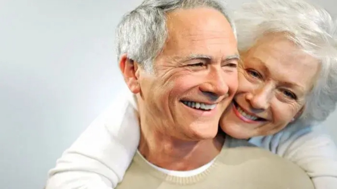 طبيب يكشف مفاجآت عن تأثير العلاقة الحميمة في سن الشيخوخة على العمر