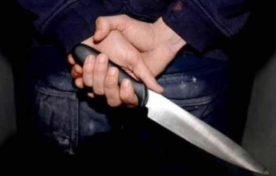تفاصيل صادمة .. رجل يقتل زوجته بالسكين أمام أطفالهم ويسرق أموالها