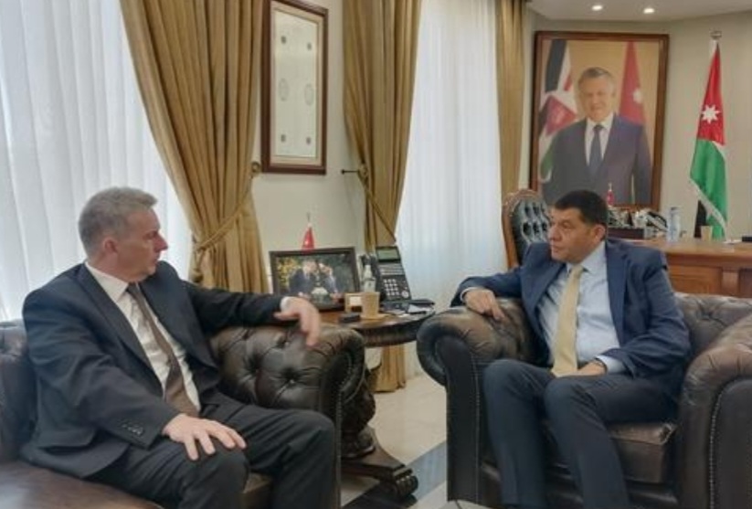 السفير الأسترالي يزور وزارة العمل