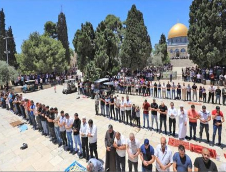 50 ألفا أدوا صلاة الجمعة في رحاب الأقصى