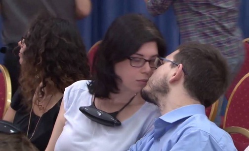 بالفيديو ...قبلة ساخنة بين شاب وفتاة إسرائيليين خلال لقاء عباس