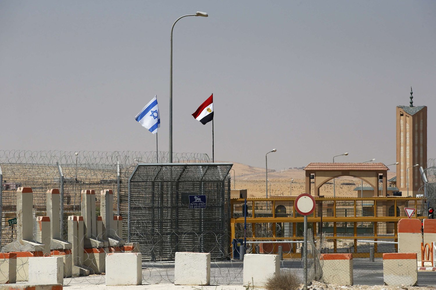 الإحتلال يعلن مقتل أحد أفراد وزارة الأمن في إطلاق نار على الحدود المصرية