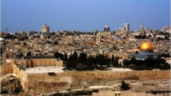 شرطة الاحتلال تقطع أسلاك السماعات الخارجية للمسجد الأقصى وتمنع رفع أذان صلاة العشاء