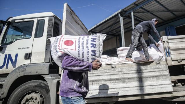برنامج الأغذية يوقف مؤقتا تسليم المساعدات إلى شمال غزة