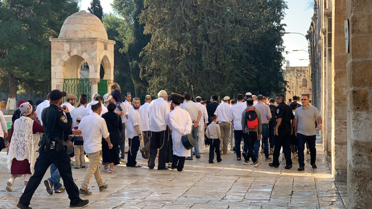 عشرات المستوطنين المتطرفين يقتحمون باحات المسجد الأقصى