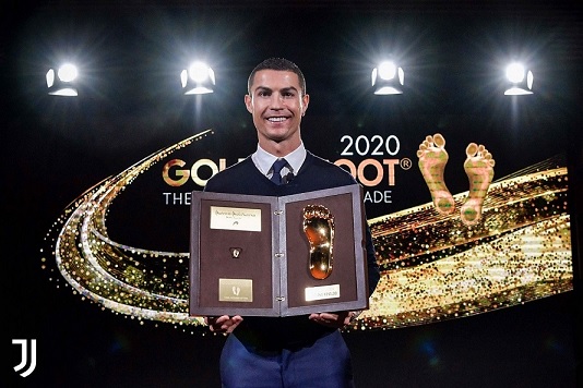 رونالدو يتسلم جائزة القدم الذهبية