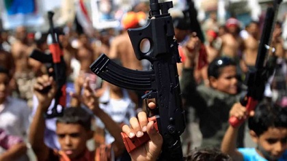 بسبب صندل العيد .. طفل يمني يقتل أباه