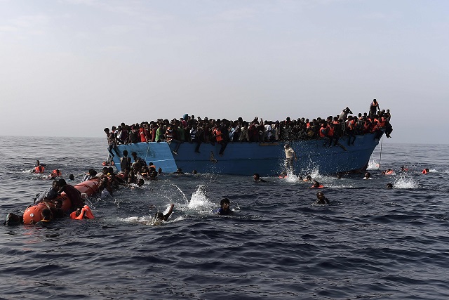 القوات البحرية الليبية تنقذ نحو 200 مهاجر وتنتشل جثثا لآخرين
