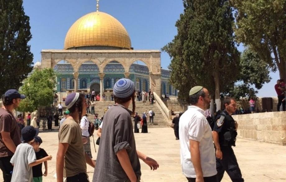 الهيئات الإسلامية بالقدس تحذر من خطورة اقتحامات الأقصى