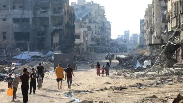 299 يوم للحرب على غزة: شهداء بالعشرات وتراجع للدبابات بخان يونس