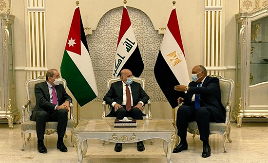 وزير الخارجية ونظيراه المصري والعراقي يعقدون اجتماعا ثلاثيا في عمان