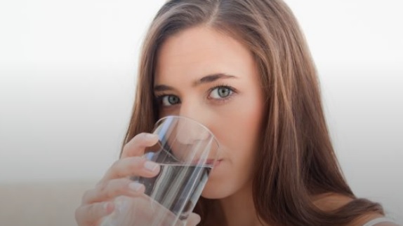 هل يجوز شرب الماء بعد العلاقة الحميمة ؟