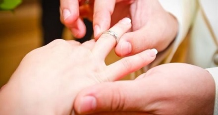 المصاري تمنعه من طلب يدي