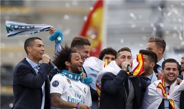 لاعبو ريال مدريد يطالبون كريستيانو بالبقاء