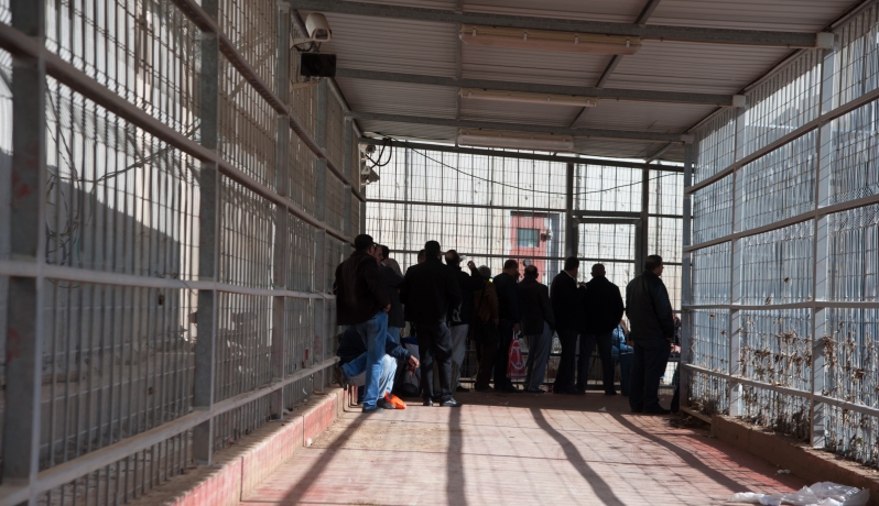 الاحتلال يلغي تصاريح 12 موظف من مديرية الشؤون المدنية في غزة