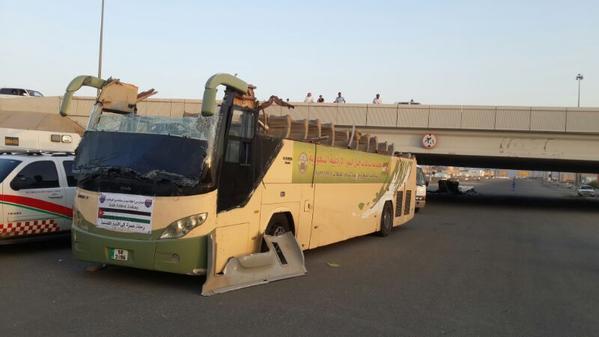 جسر مشاة يزيل سقف حافلة ويصيب 16 معتمراً بمشعر عرفات - صورة