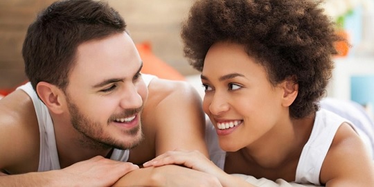 طرق مختلفة لإخبار الزوج بأنه جيد في السرير