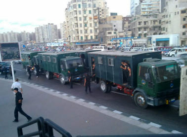 مصر: جرحى بانفجارين استهدفا الأمن المركزي في الجيزة