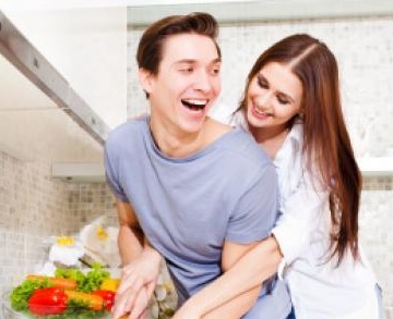 4 لمسات قومي بها لزوجك قبل العلاقة !