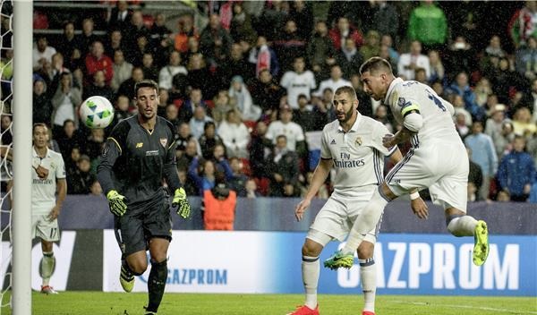 أهداف الوقت القاتل تمنح ريال مدريد كأس السوبر الأوروبي