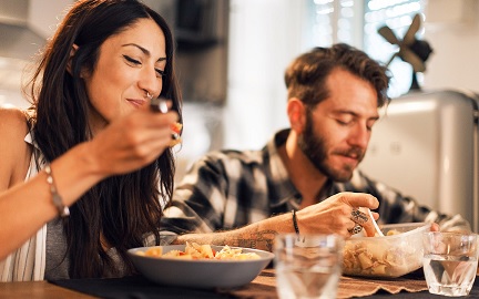 العلاقة الحميمة والوقت المثالي للقيام بها بعد الأكل