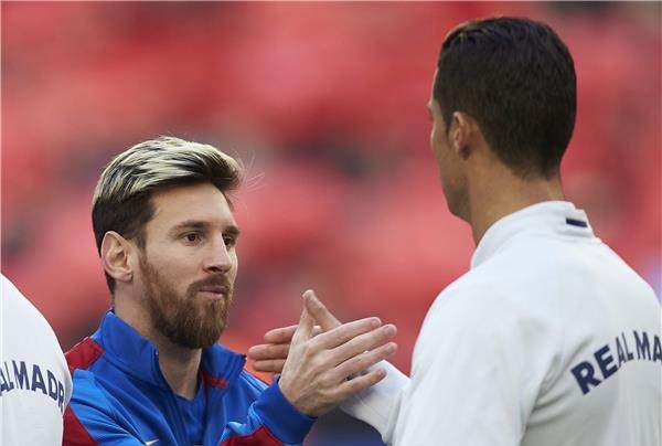 صدام مثير بين رونالدو وميسي في كلاسيكو الكريسماس