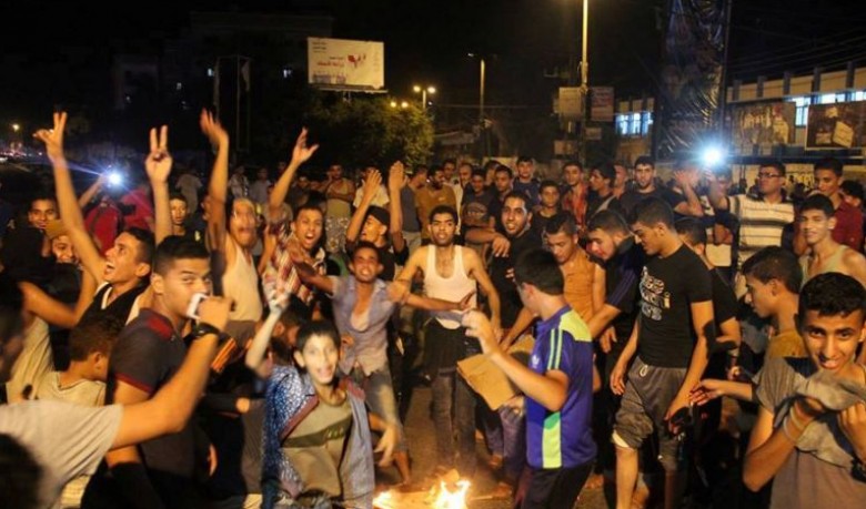 عشرات من أفراد حركة حماس يتظاهرون في مدينة غزة