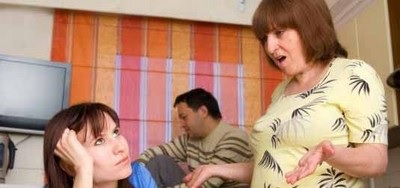 ماذا أفعل مع حماتي ؟ أنا موظفة