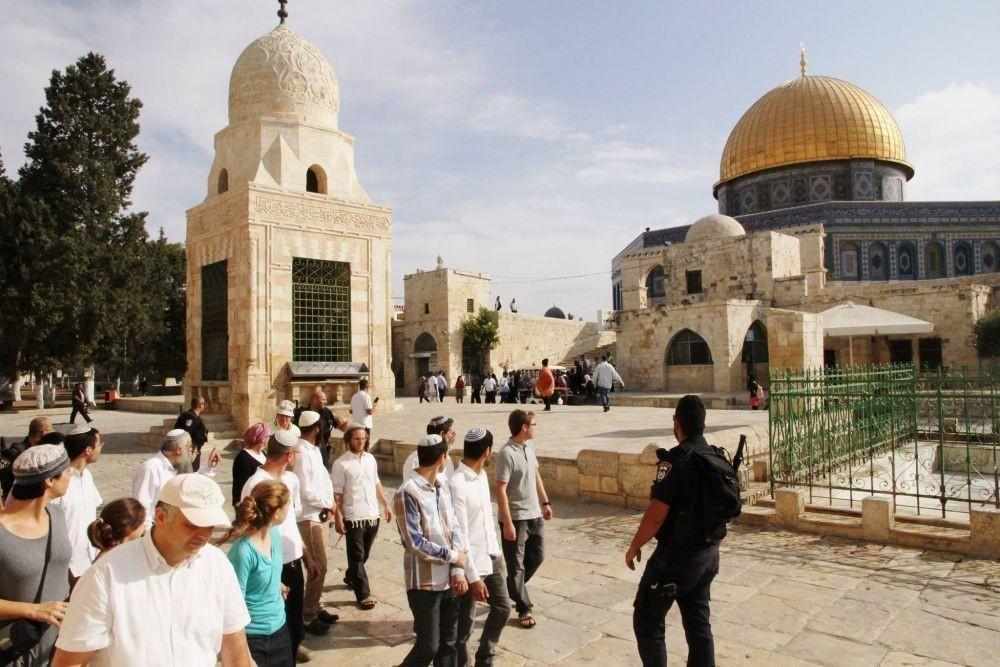 عشرات المستوطنين المتطرفين يقتحمون الأقصى