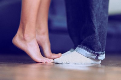 هل تفضل النساء الارتباط بالرجل الطويل أم القصير؟