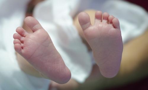 العثور على طفلة حديثة الولادة ملقاة في احد أزقة الوسط التجاري بالزرقاء