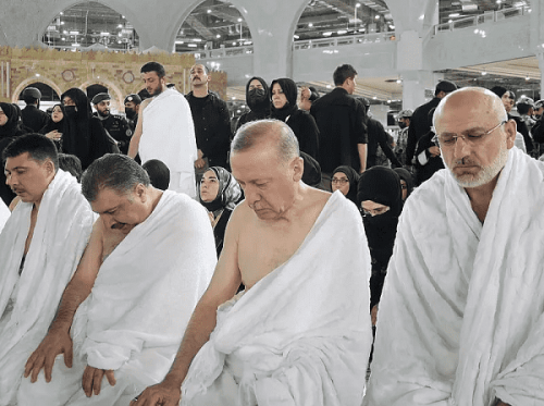 أردوغان يؤدي مناسك العمرة