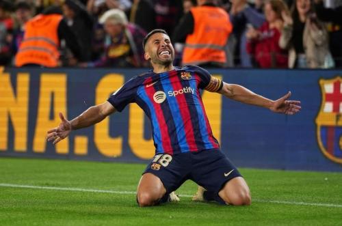 هدف ألبا المتأخر يقرّب برشلونة من لقب الدوري