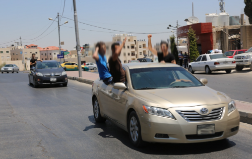 المسير على شكل مواكب وخروج الأجسام من المركبات يعتبر من المخالفات الخطرة