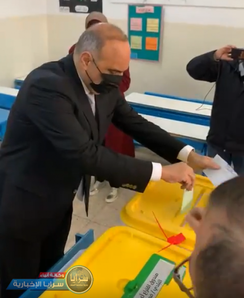 “الخصاونة” يُدلي بصوته بالانتخابات في عمّان ويدعو المواطنين إلى التوجه لمراكز الاقتراع