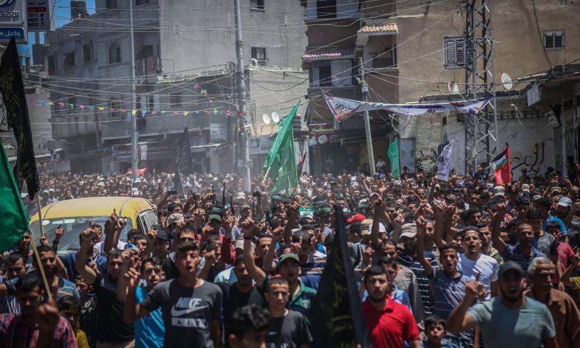 آلاف الفلسطينيين يشيعون شهداء القصف الإسرائيلي على غزة