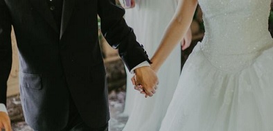 كل ما أتعرف على بنت بتخطب .. شو الحل ؟!!