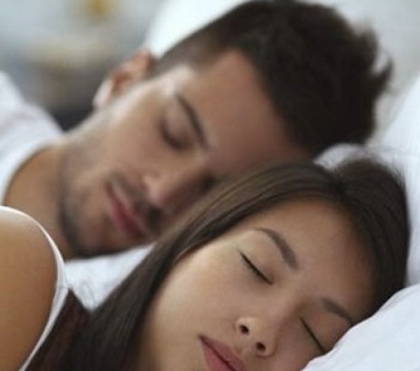 لهذه الأسباب يحصل الرجل على نوم أفضل من السيدات