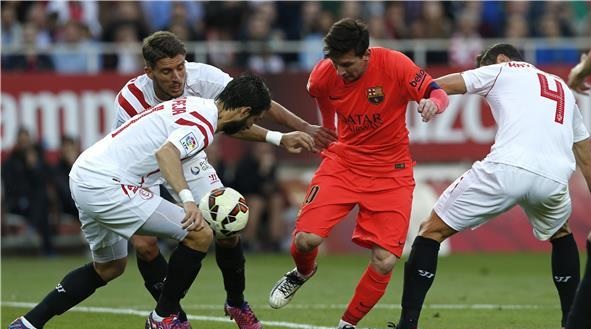 برشلونة يتعثر بتعادل مخيب مع إشبيلية ليشعل الصراع مع ريال مدريد