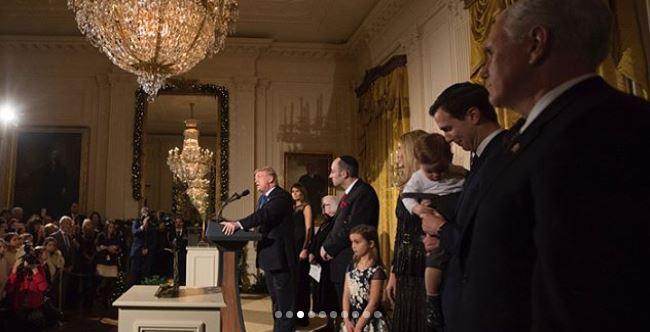 الرئيس ترامب يحتفل بعيد “حانوكا” اليهودى مع عائلته في البيت الأبيض