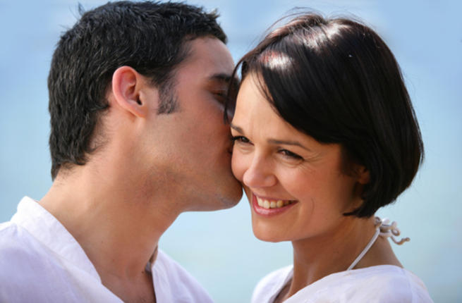 سر القبلة ودلالتها في العلاقة الزوجية