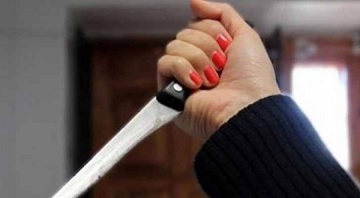 تطعن زوجها بسكين مطبخ بسبب تصويرها
