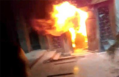محتجون يحرقون مقر القنصلية الإيرانية في البصرة العراقية