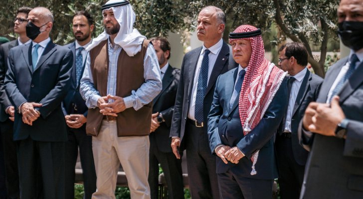 الملك وولي العهد يشاركان بتشييع جثمان والد الملكة رانيا
