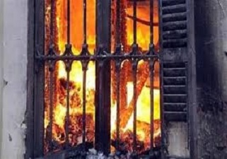 مجهولون يحرقون منزل قاتل شاب عشريني في بلدة المشارع باربد