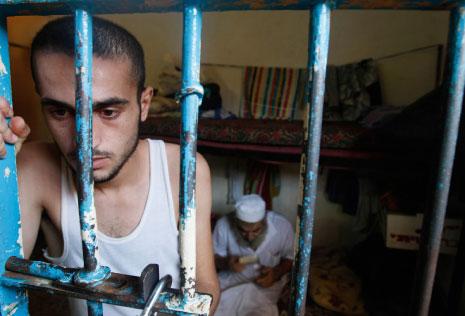 مواطن غزي يضرب عن الطعام للإفراج عن نجله المعتقل لدى سجون حماس