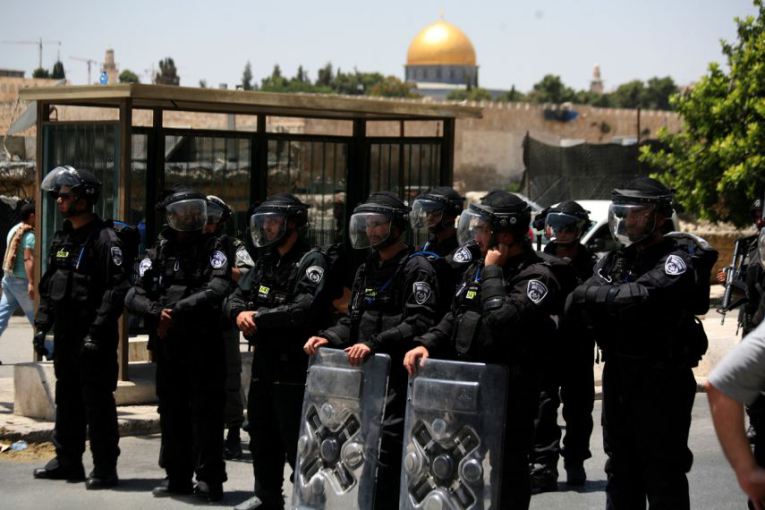 سلطات الاحتلال تمنع الرجال دون سن 50 من دخول البلدة القديمة و تشن حملة اعتقالات واسعة بالقدس