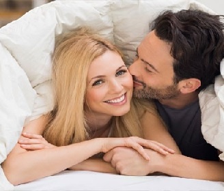 خمس عادات يومية للاستمتاع بعلاقة حميمة رائعة مع زوجك