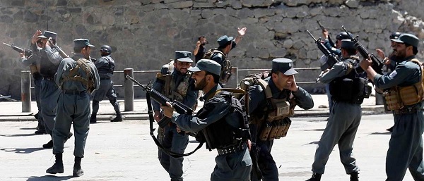 شرطي أفغاني يقتل 7 من زملائه بالرصاص ويلوذ بالفرار